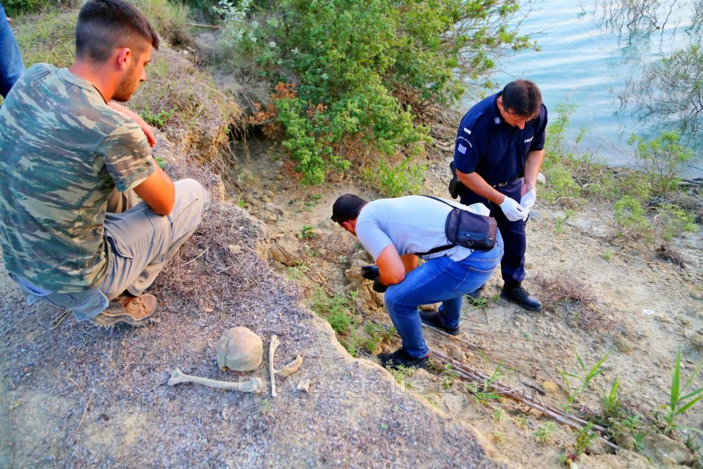 Γιατρός βρήκε ανθρώπινα οστά στις όχθες της τεχνητής λίμνης του Φράγματος Πηνειού στην Ηλεία (Photos)