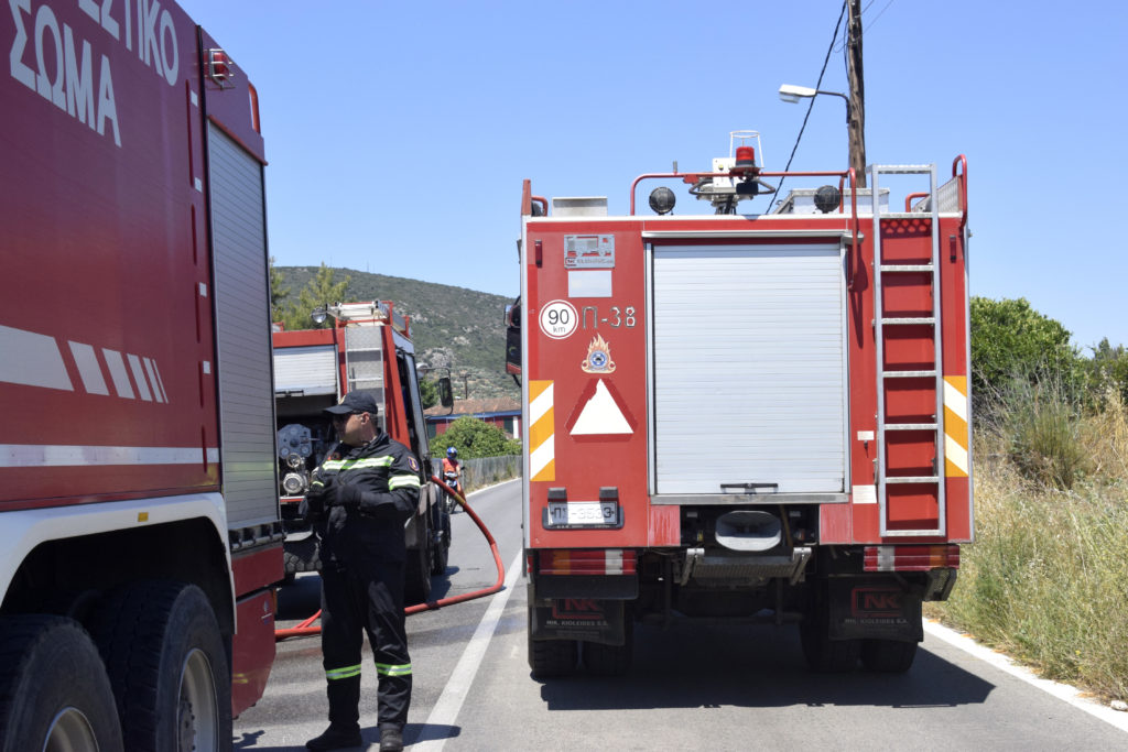 Πάτρα: Υπό μερικό έλεγχο η φωτιά στον Άραξο – Δεν απειλείται το δάσος της Στροφυλιάς