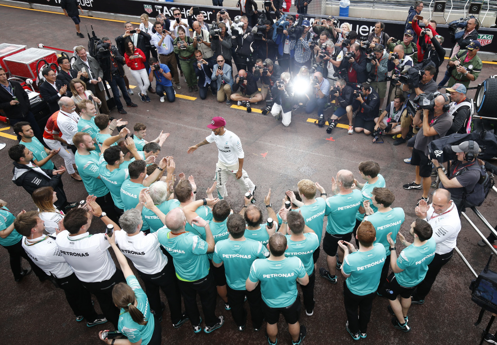 F1: Ο Λιούις Χάμιλτον στην Mercedes – Συνεχίζει για δύο χρόνια και 44 εκατ.ευρώ (Photos – Video)