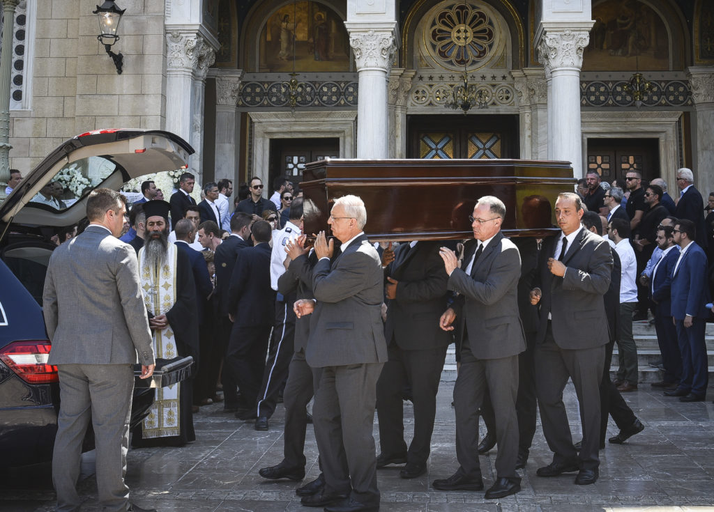 Οδύνη στην κηδεία του Σωκράτη Κόκκαλη Jr. (Photos)