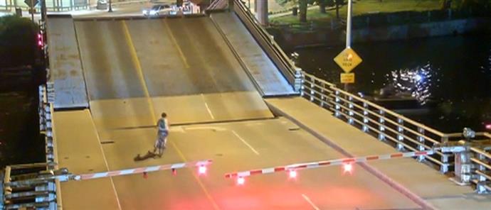 Ένας άτσαλος χειρισμός εγκλώβισε ποδηλάτισσα σε κινούμενη γέφυρα (Video)