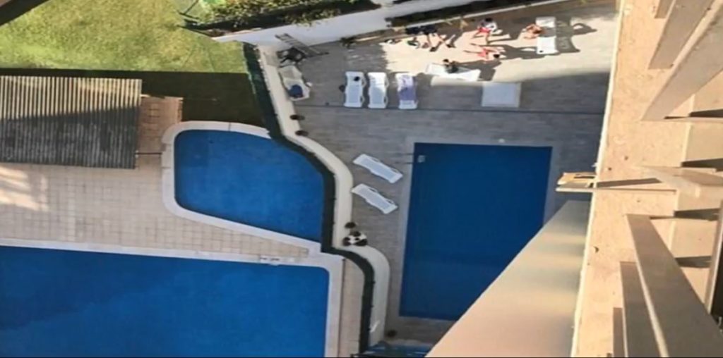 Ισπανία: Ανησυχία για το φαινόμενο “balconing” που προκαλεί θύματα στις Βαλεαρίδες Νήσους