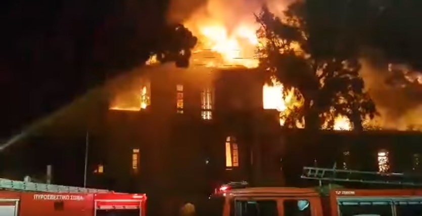 Οι φλόγες κατέστρεψαν ολοκληρωτικά το Πολεμικό Μουσείο στα Χανιά (Video)