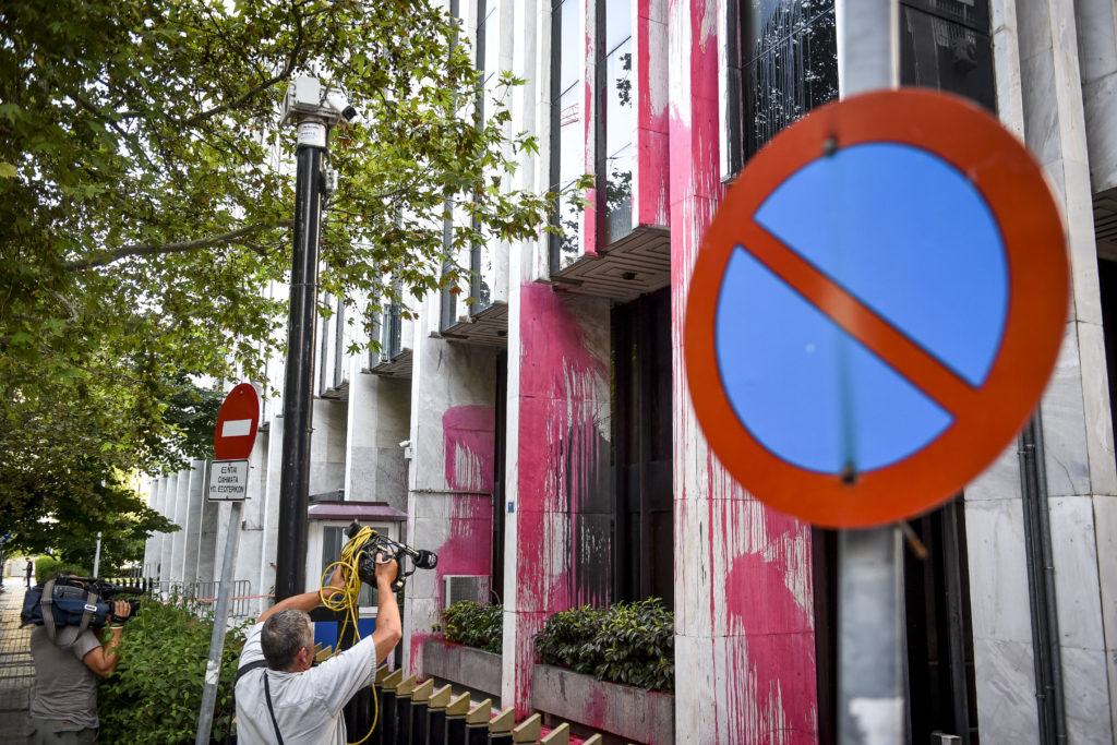 Καταδίκη ΥΠΕΞ για την επίθεση μελών του Ρουβίκωνα