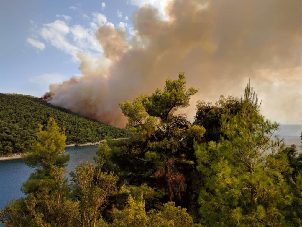 Σκόπελος: Υπό έλεγχο η πυρκαγιά – Πετάνε αεροπλάνα (Photos)