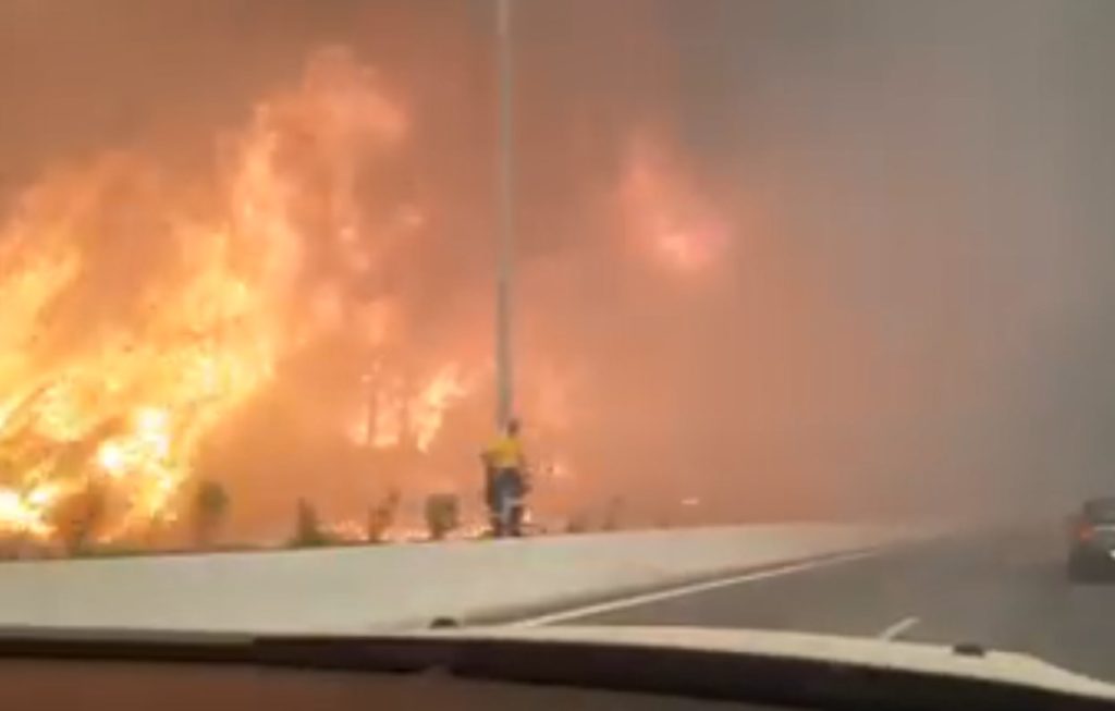 Συγκλονιστικό βίντεο από την Εθνική Οδό περικυκλωμένη από τις φλόγες (Video)
