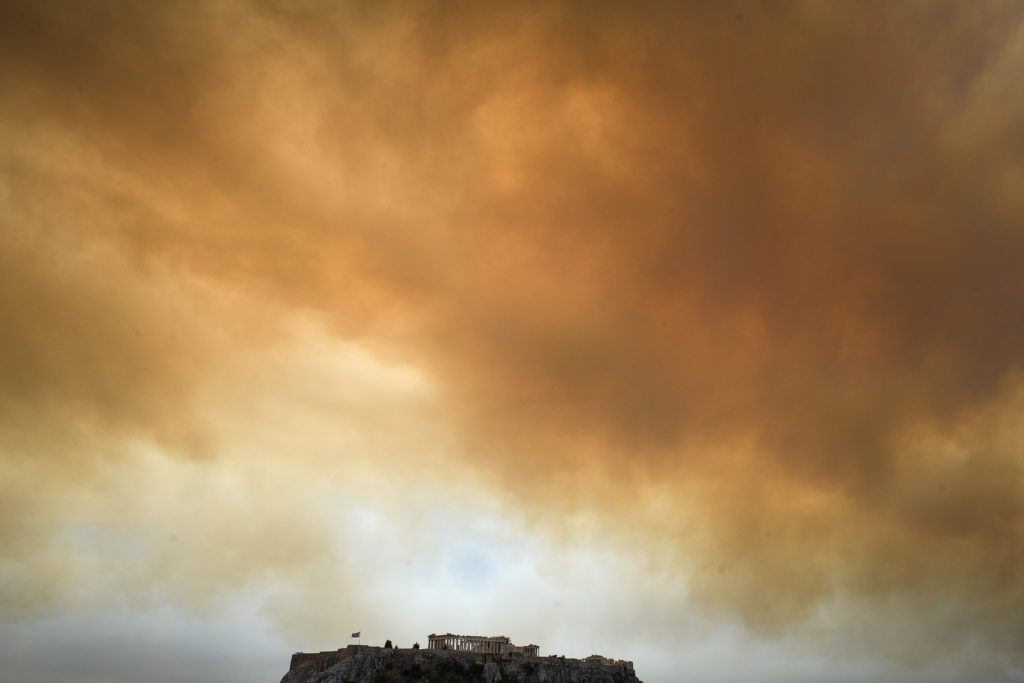 Πνιγμένη από τους καπνούς και τη στάχτη η Αθήνα (Photos – Video)
