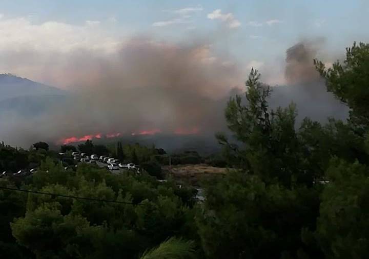 Μεγάλη φωτιά στην Πεντέλη – Καίγονται σπίτια – Κατευθύνεται προς το Νέο Βουτζά (Video)