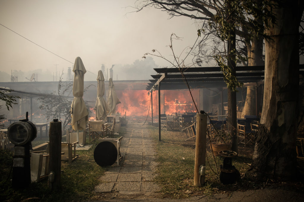 Ανεξέλεγκτη η φωτιά στην Κινέτα – Εκκενώθηκαν οικισμοί – Οι καπνοί «έπνιξαν» την Αθήνα (Photos – Video)