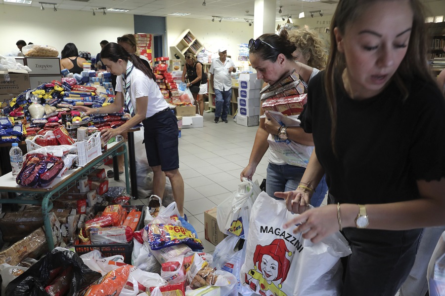 Τα βλέμματα όλου του κόσμου στην Ελλάδα: Μαζικό κύμα αλληλεγγύης