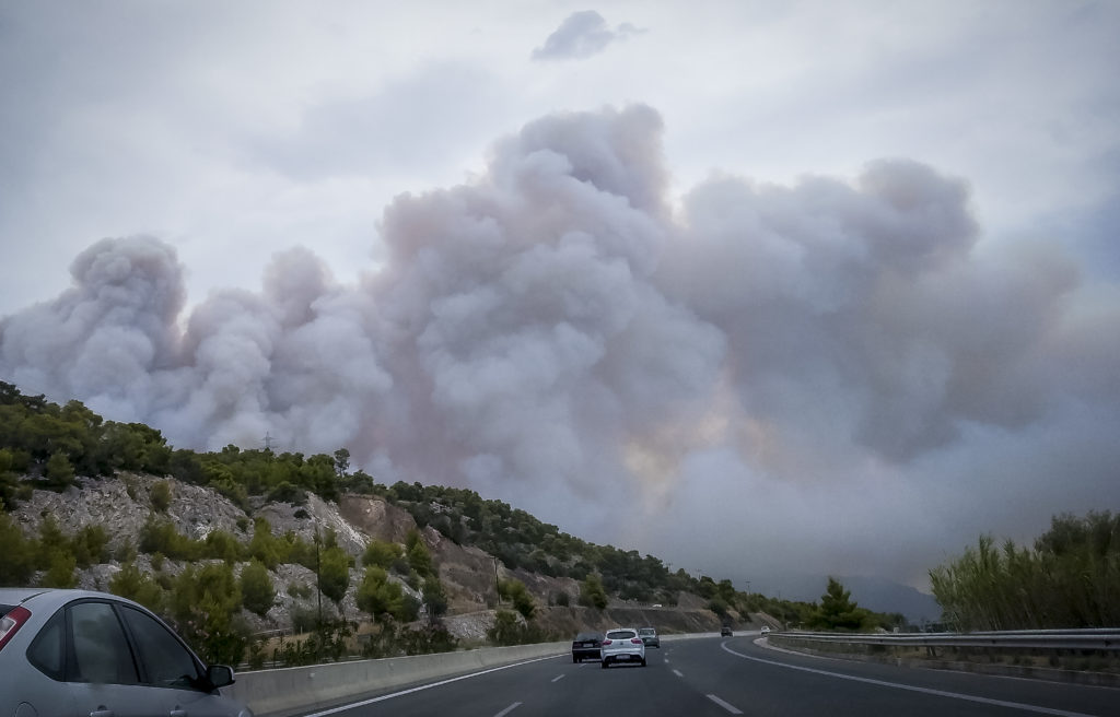 Κινέτα – Καλλιτεχνούπολη: Σε εξέλιξη οι πυρκαγιές για τρίτο 24ωρο