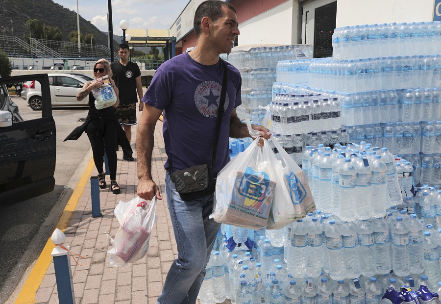 Εξωπραγματική η αλληλεγγύη του κόσμου – Σταματά η συγκέντρωση πρώτων ειδών ανάγκης στον Πειραιά λόγω υπερπροσφοράς