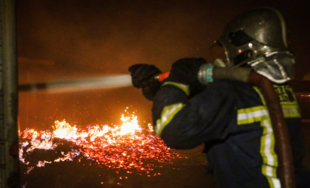 Υπό έλεγχο η πυρκαγιά σε οικόπεδο στη Νέα Μάκρη