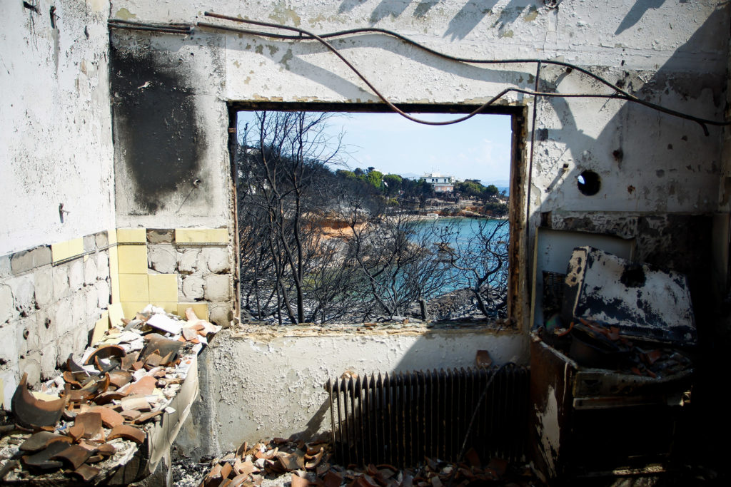 Μήνυμα ελπίδας: Το σπίτι κάηκε το …σπιτικό μας όμως είναι μια χαρά (Photo)