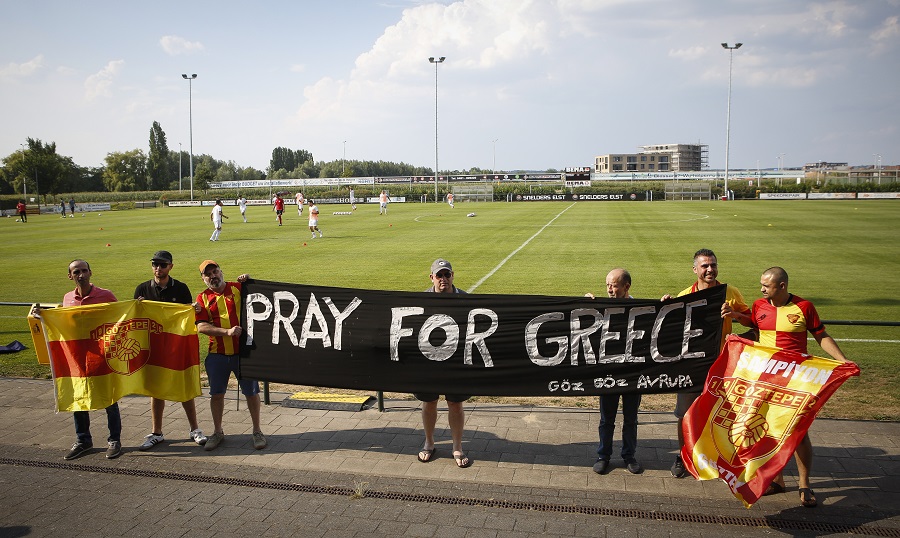 Πανό στήριξης στον ελληνικό λαό από Τούρκους φιλάθλους: «Προσευχόμαστε για την Ελλάδα»
