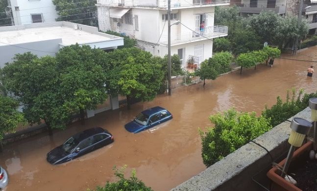 Σε ποτάμια μετατράπηκαν δρόμοι σε Χαλάνδρι και Παπάγου (Photos)