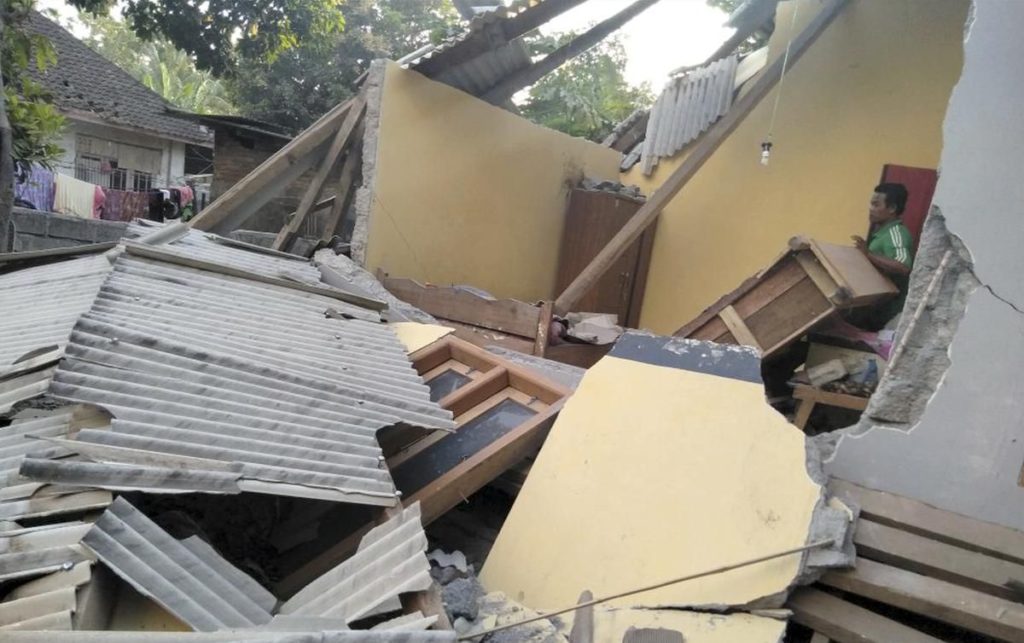 Ισχυρός σεισμός 6,4 Ρίχτερ με 10 νεκρούς σε τουριστικό θέρετρο της Ινδονησίας