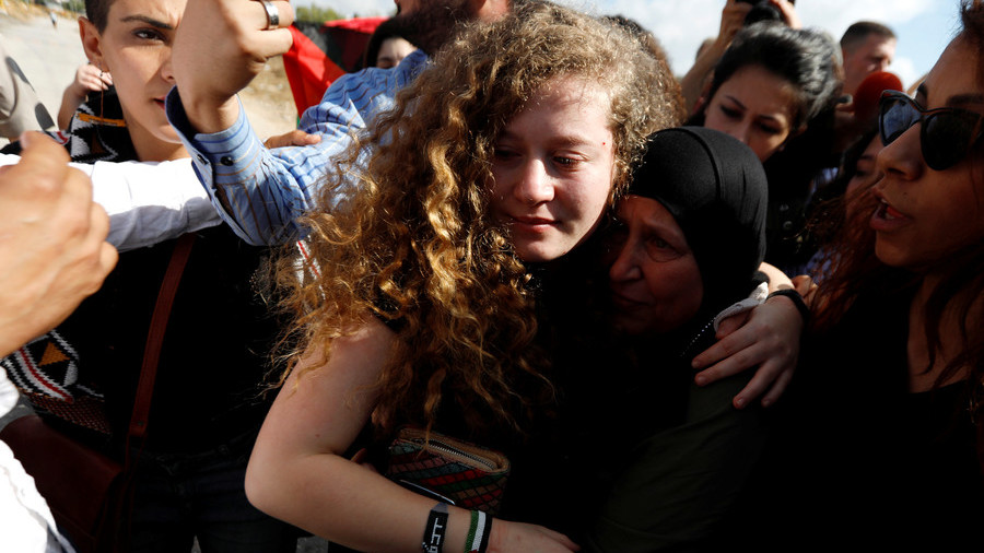 Ελεύθερη η έφηβη Παλαιστίνια που έγινε σύμβολο του αγώνα για ελευθερία (Video)