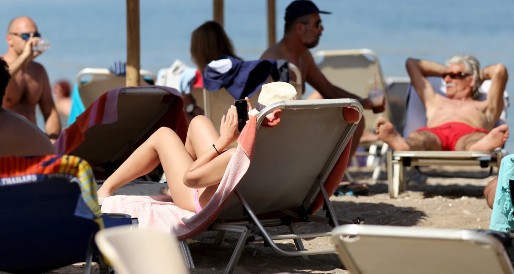 Μάτι: Ανέμελοι ξένοι τουρίστες κολυμπούν σε πισίνες ξενοδοχείων και κάνουν ηλιοθεραπεία