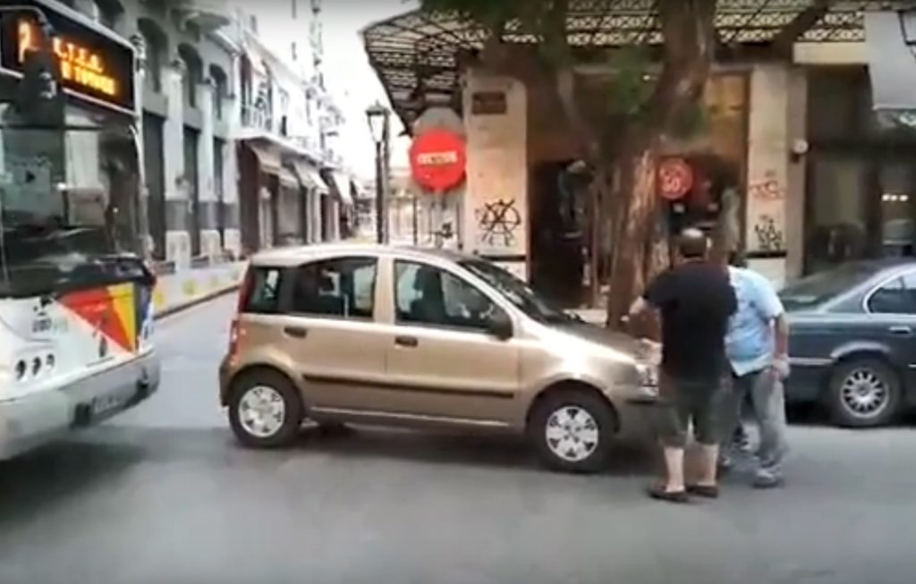 Οδηγός ξέχασε να σηκώσει χειρόφρενο και έκοψε την κυκλοφορία! (Video)