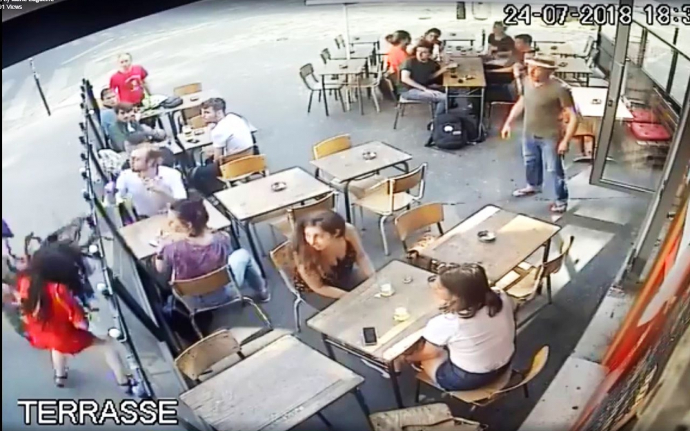 Σάλος από βίντεο όπου άνδρας παρενοχλεί 22χρονη στο Παρίσι και μετά την χαστουκίζει επειδή τον έβρισε