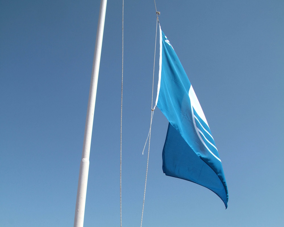 Δείτε σε ποιες ελληνικές ακτές αφαιρέθηκαν οι «Γαλάζιες Σημαίες»