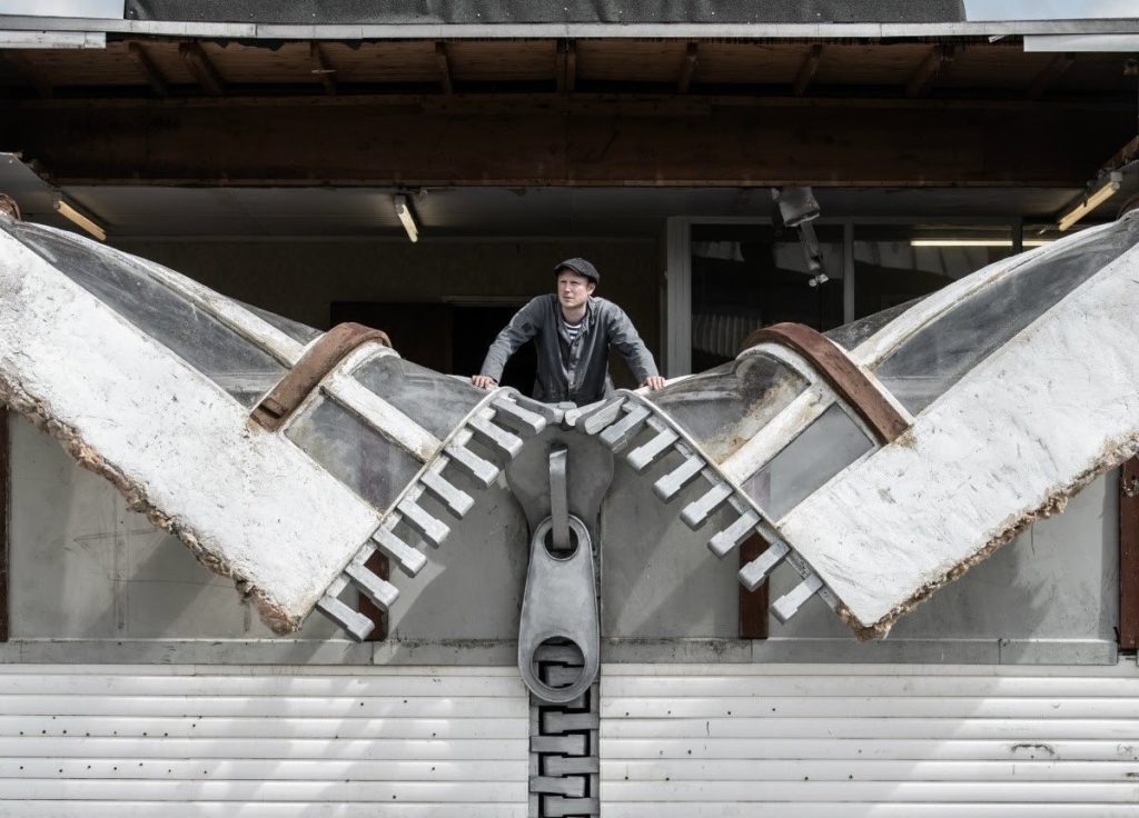 Καλλιτέχνης βάζει… φερμουάρ σε υπό κατεδάφιση κτίριο (Photos)