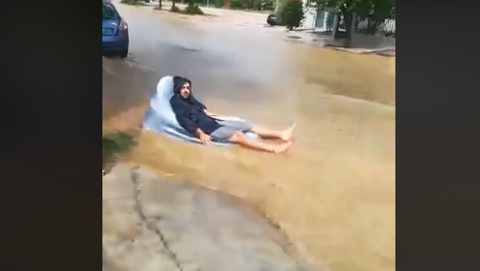 Μενίδι: Έβγαλε το στρώμα θαλάσσης και «έκανε βόλτα» στους πλημμυρισμένους δρόμους (Video)