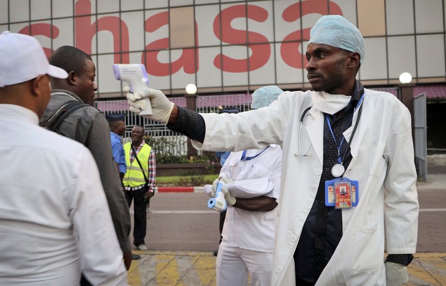 Συναγερμός στον ΠΟΥ για τη νέα κρίση του Έμπολα: «Πιθανόν να μην έχουμε επιλογές εμβολίων»