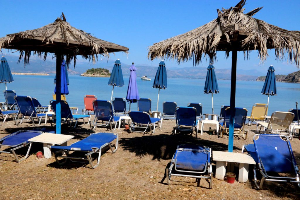 Φθιώτιδα: Ξηλώνουν ομπρέλες και ξαπλώστρες από τις παραλίες