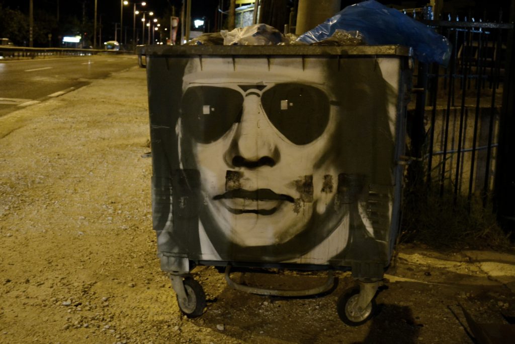 Ο Ψινάκης «κοσμεί»  κάδο απορριμμάτων στον Μαραθώνα (Photos)