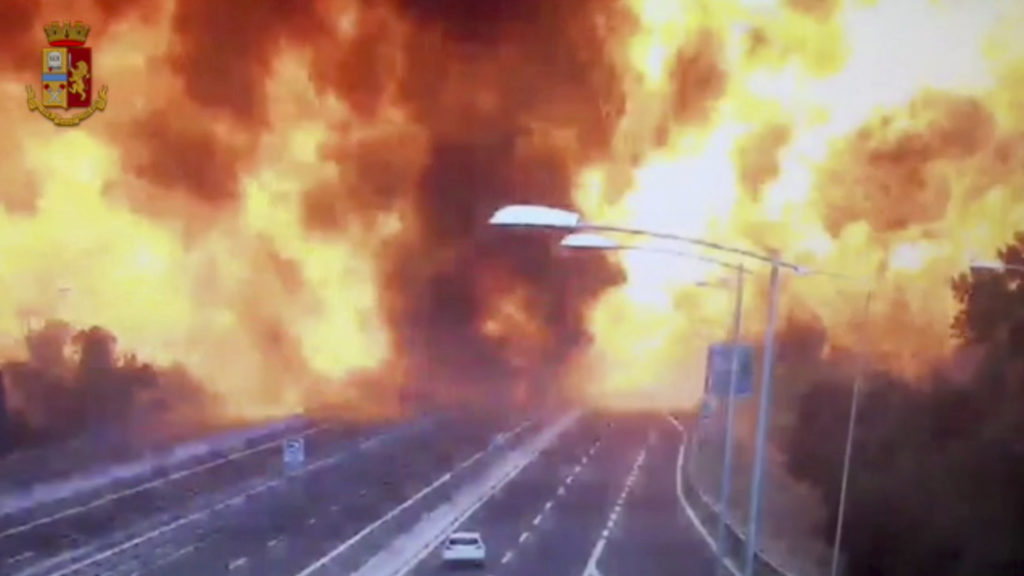 Το σοκαριστικό βίντεο από την έκρηξη στον αυτοκινητόδρομο της Μπολόνια (Videos + Photos)