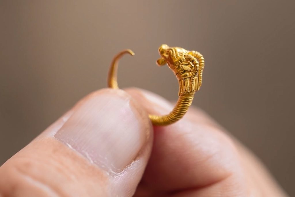 Αρχαίο χρυσό σκουλαρίκι, σε ανασκαφή στην Ιερουσαλήμ, αποδεικνύει την ελληνιστική επιρροή (Photos + Video)