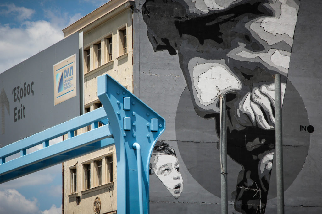 Γνωρίστε τα γκράφιτι του INO: Το παιδί που κοιτάζει τον Δημόκριτο (Photos + Video)