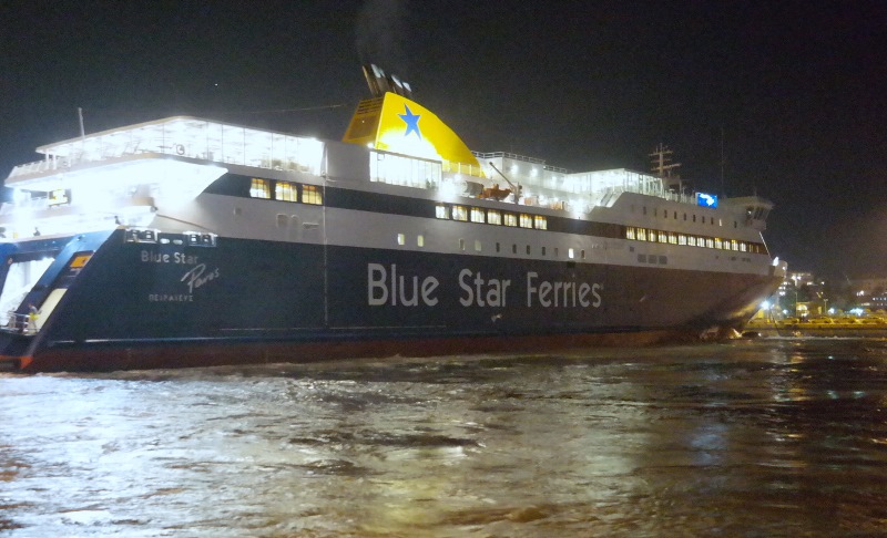 Στο λιμάνι της Σύρου παραμένει το Blue Star Paros λόγω πρόσκρουσης του καταπέλτη