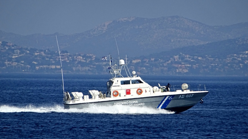 Τραγωδία: Ένας νεκρός από ανατροπή βάρκας νότια των Οινουσσών – Αγνοείται 22χρονος