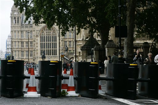 Λονδίνο: Αυτοκίνητο έπεσε στα οδοφράγματα έξω από το κοινοβούλιο – 8 τραυματίες (Video & Photos)