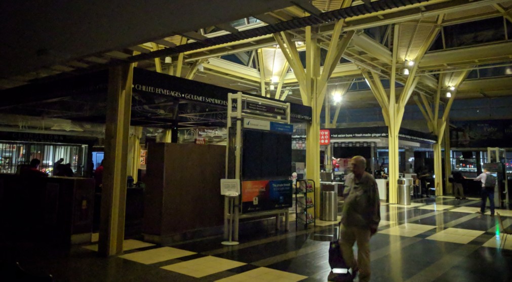 ΗΠΑ: Στο σκοτάδι το αεροδρόμιο Ρόναλντ Ρίγκαν – Με καθυστερήσεις οι πτήσεις (Video & Photo)