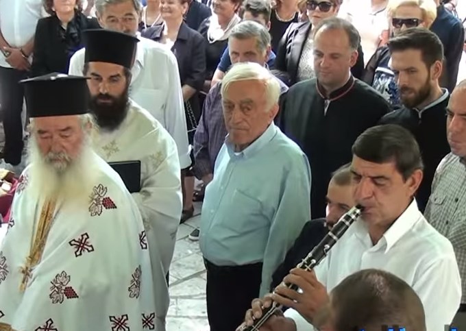 Όταν ο καλλιτέχνης παίζει τον εθνικό ύμνο με… κλαρίνο (Video)