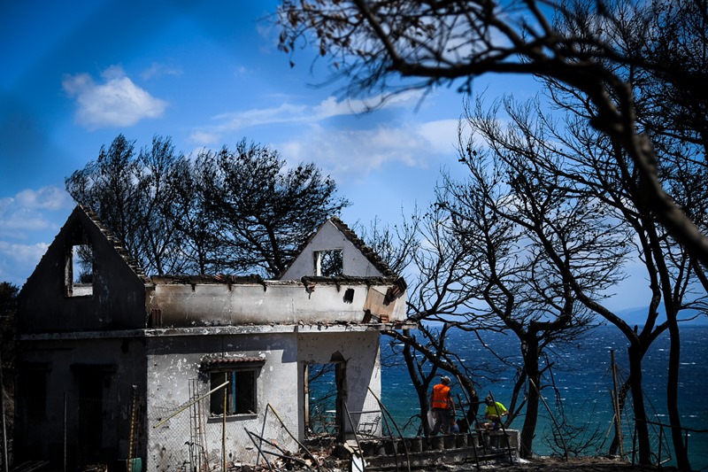 Δωρεάν η κατεδάφιση των «κόκκινων» κτιρίων στις πυρόπληκτες περιοχές – Τι χρειάζεται