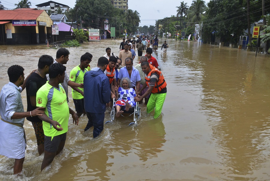 Οι χειρότερες πλημμύρες εδώ και έναν αιώνα στην Ινδία – Τους 324 έφτασαν οι νεκροί