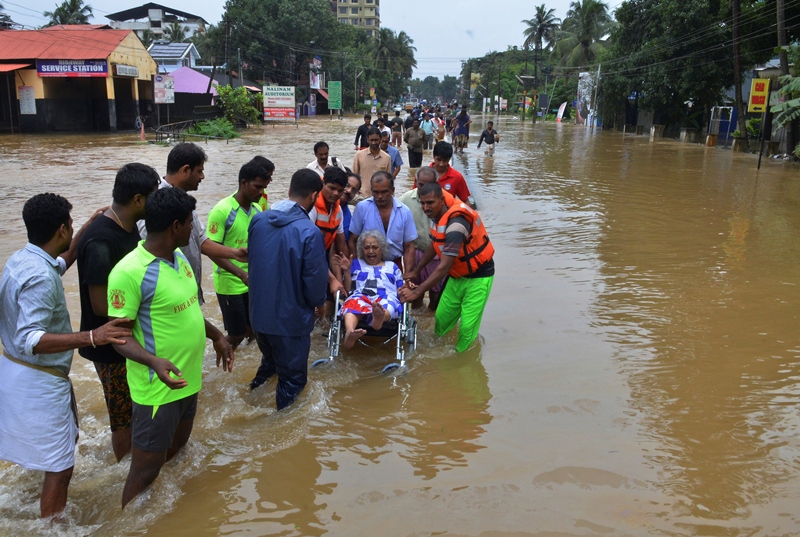 Αυξάνονται συνεχώς τα θύματα από τις πλημμύρες στην Ινδία