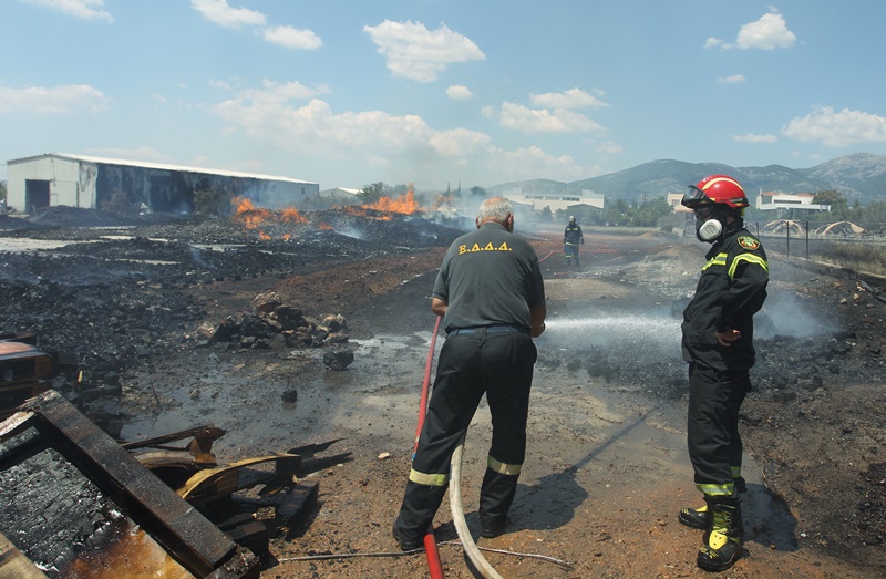 Nτουμάνιασε η Θεσσαλονίκη – πυρκαγιά σε εργοστάσιο ανακύκλωσης