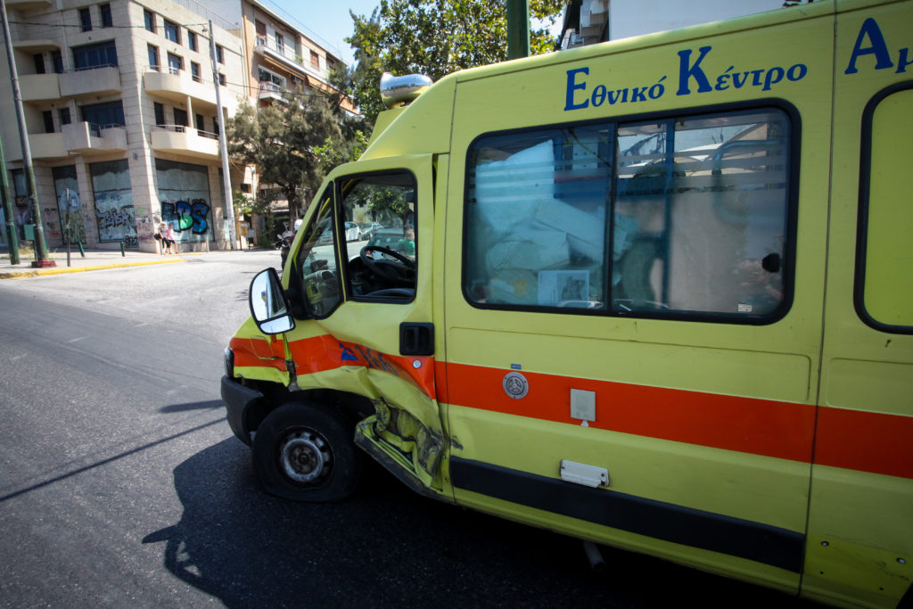 Αθήνα: ΙΧ εμβόλισε ασθενοφόρο (Photos)