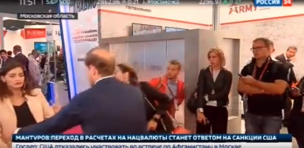 Ρωσίδα δημοσιογράφος λιποθύμησε on air – Προσπάθησε να την πιάσει υπουργός (Video)