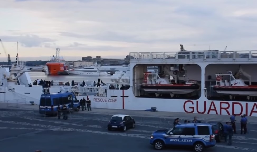 Ιταλία: Κρούσματα ψώρας στους μετανάστες που παραμένουν στο πλοίο και δεν τους αποβιβάζουν
