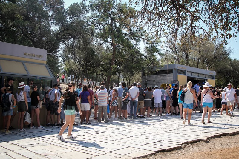 Ξεκινούν οι αιτήσεις για τη Σχολή Ξεναγών της Αθήνας και τα 8 ΙΕΚ του Υπουργείου Τουρισμού