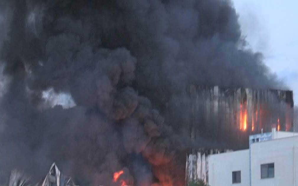 Κάηκε σχεδόν ολοσχερώς βιομηχανία ζωοτροφών στην Κορινθία (Video + Photos)