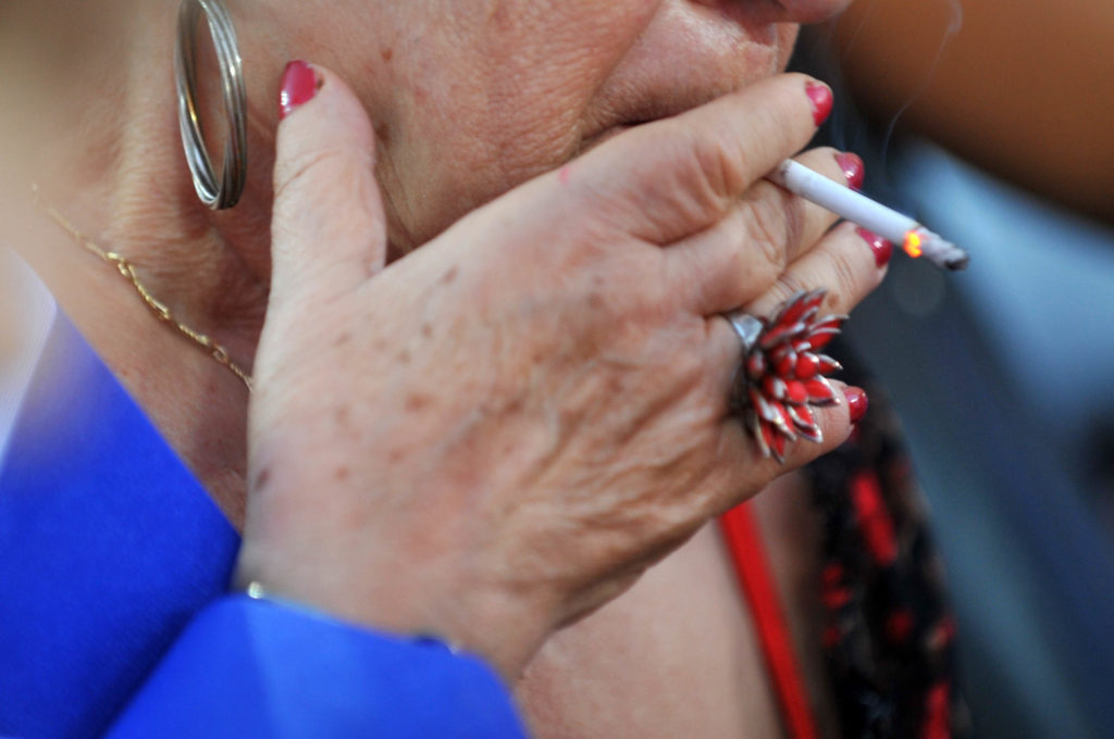 Απαγόρευση του καπνίσματος σε κοινόχρηστους ανοιχτούς χώρους ζητά η ΕΑΕ