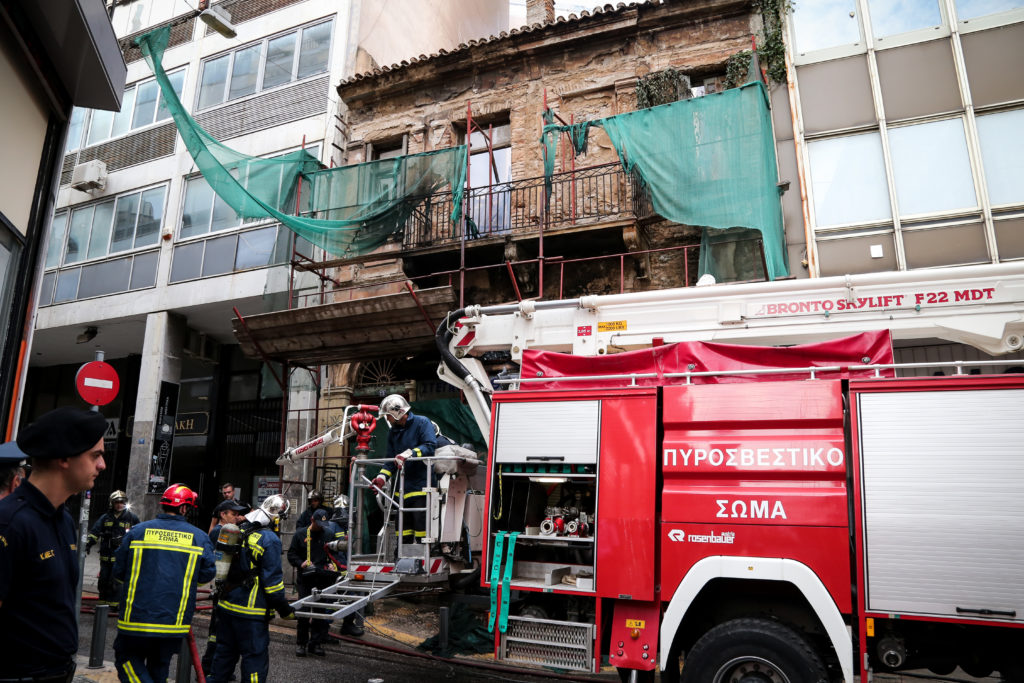 Πυρκαγιά σε διώροφο κτίριο στο κέντρο της Αθήνας (Photos)